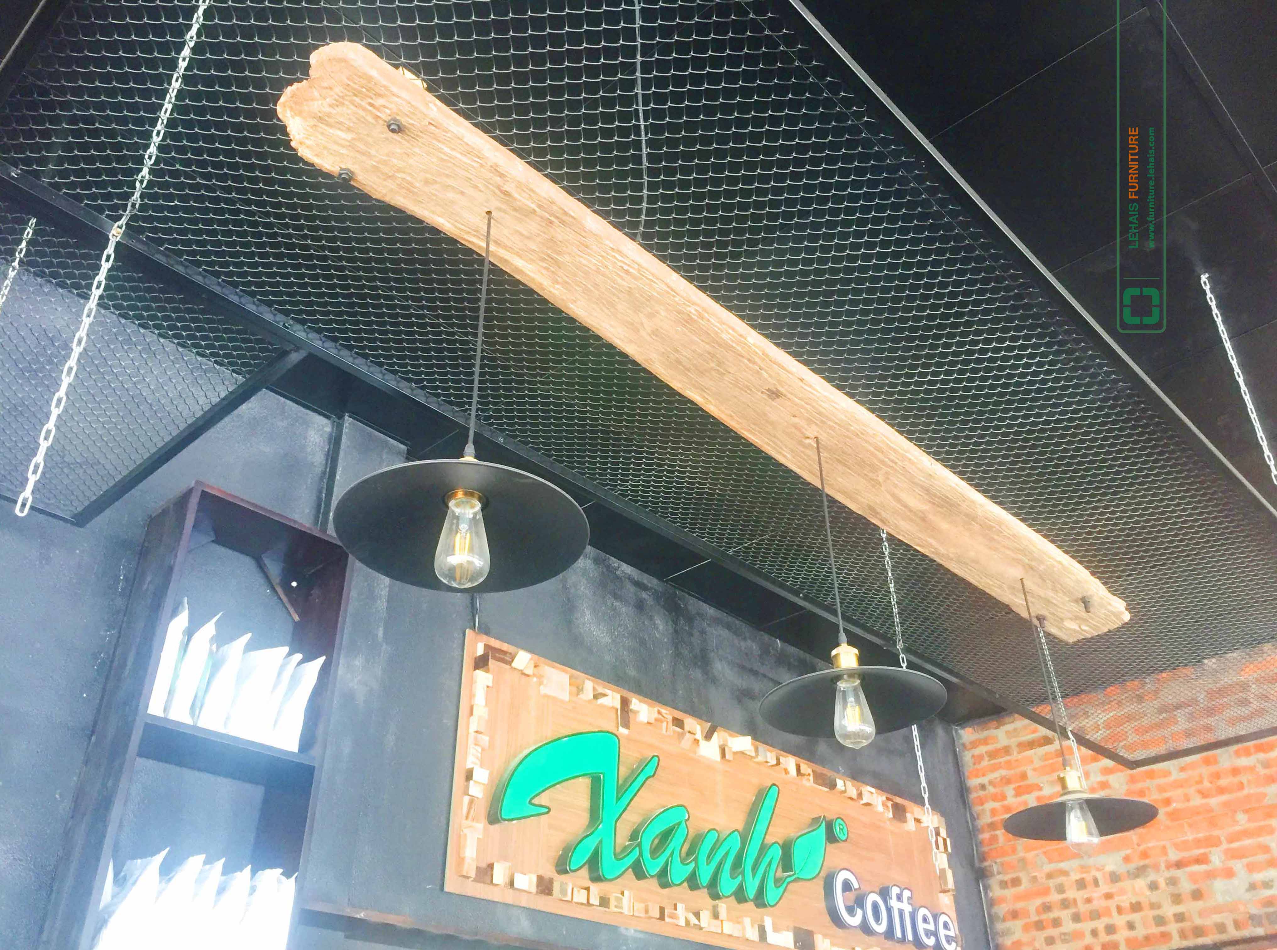 Đèn trang trí được kết hợp gỗ mộc và ốc sắt treo tại Xanh Coffee, Như Xuân, Thanh Hóa - D7LHFU 1