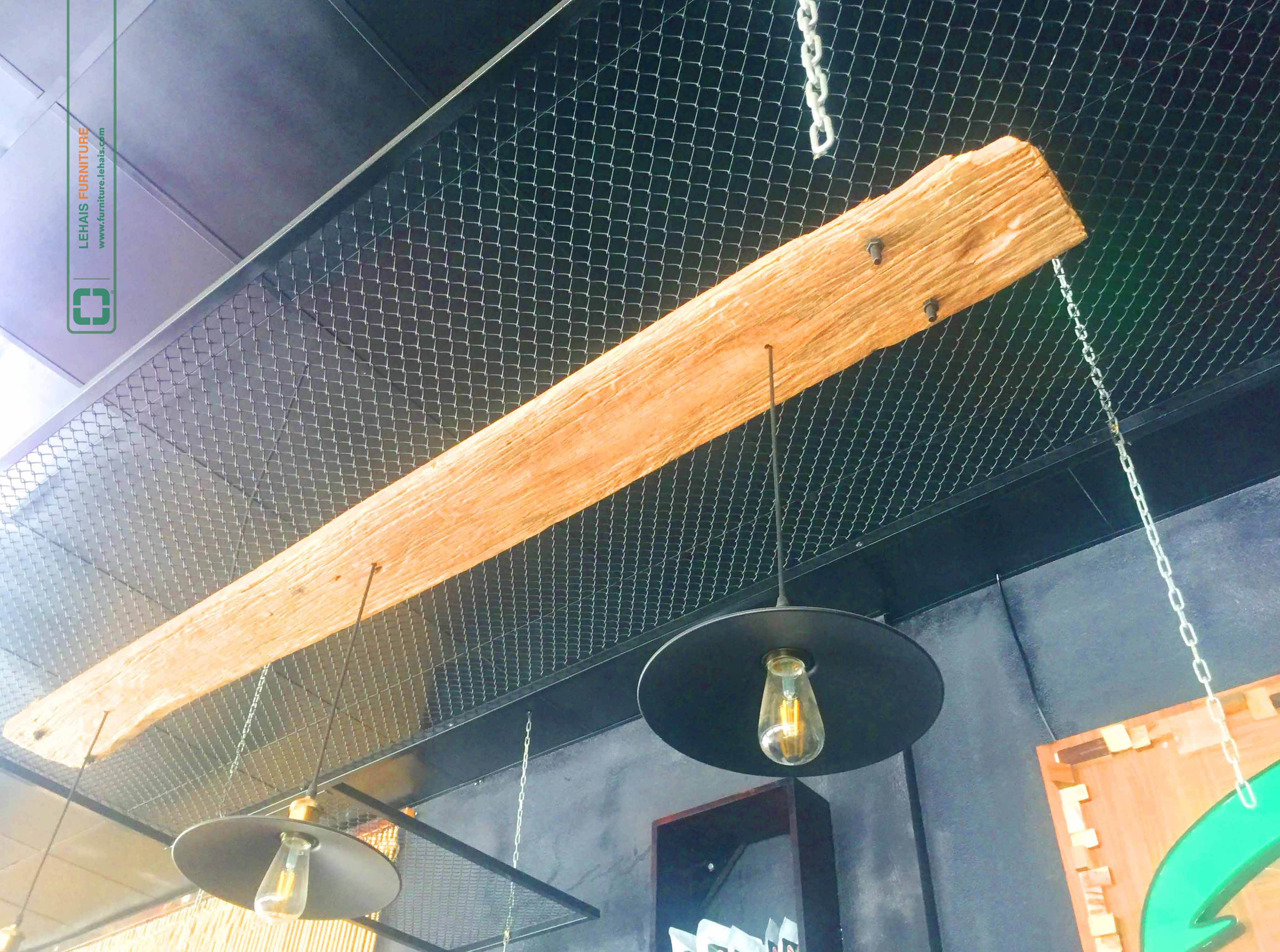Đèn trang trí được kết hợp gỗ mộc và ốc sắt treo tại Xanh Coffee, Như Xuân, Thanh Hóa - D7LHFU