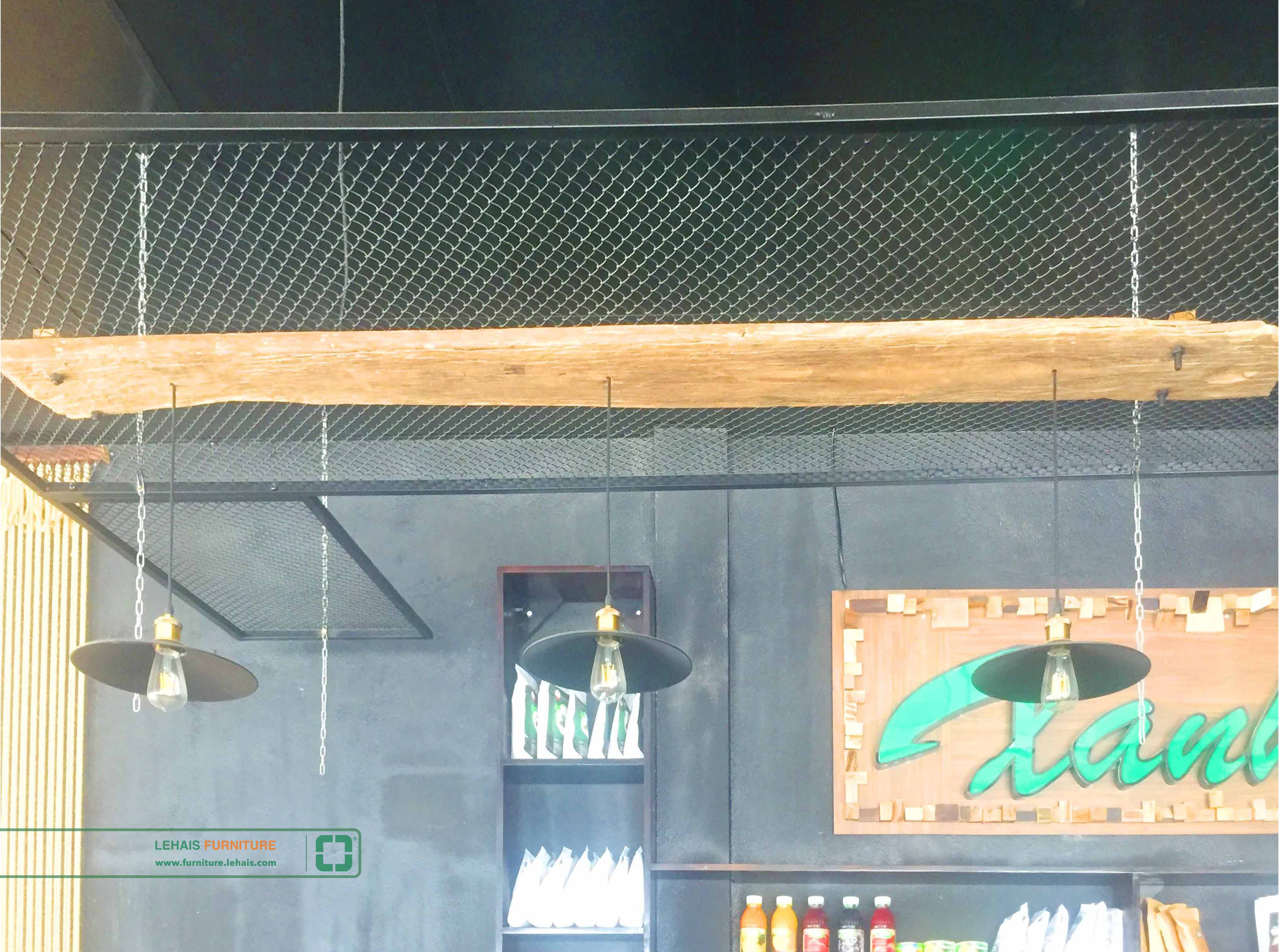 Đèn trang trí được kết hợp gỗ mộc và ốc sắt treo tại Xanh Coffee, Như Xuân, Thanh Hóa - D7LHFU 3