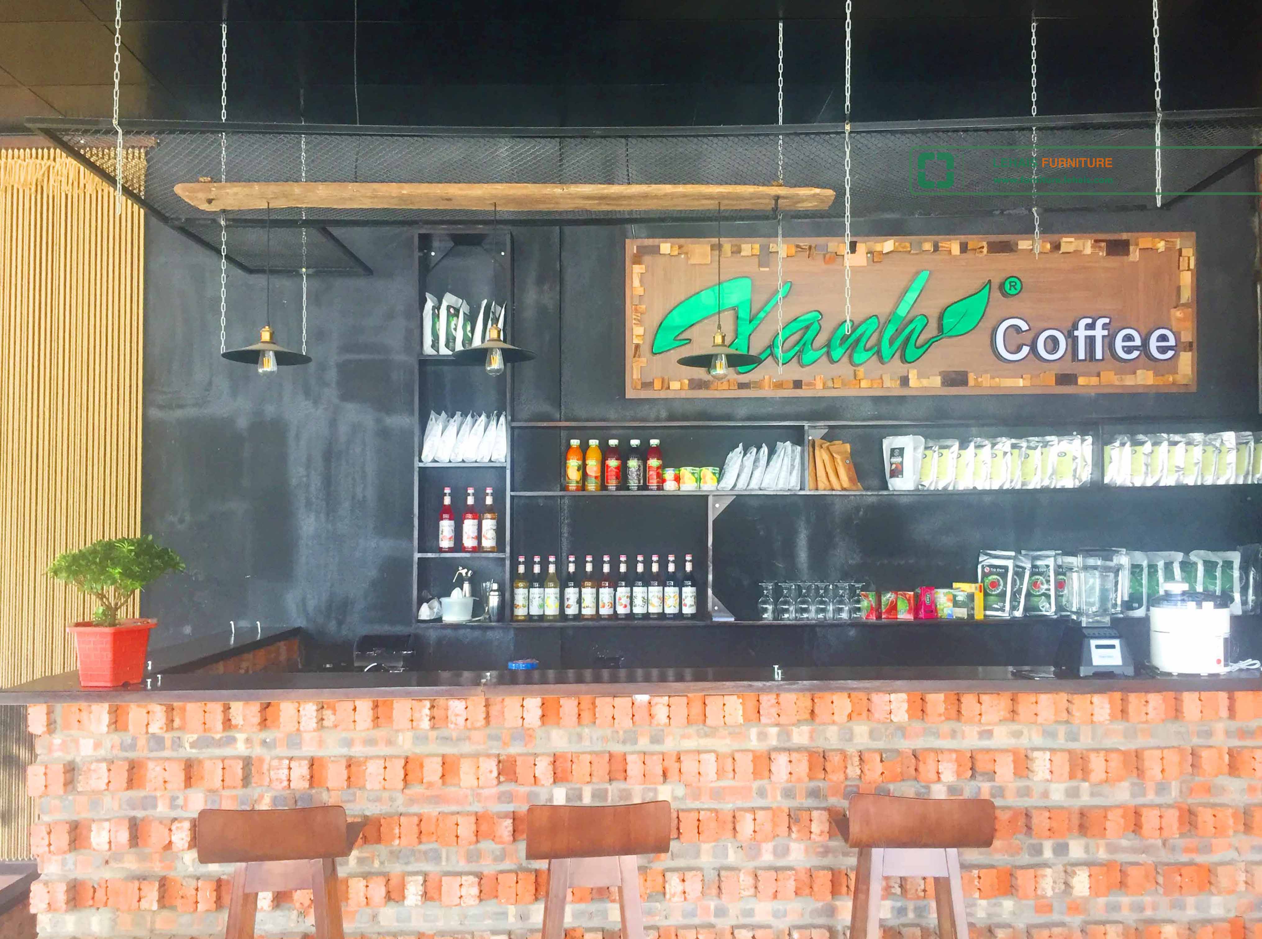 Đèn trang trí được kết hợp gỗ mộc và ốc sắt treo tại Xanh Coffee, Như Xuân, Thanh Hóa - D7LHFU