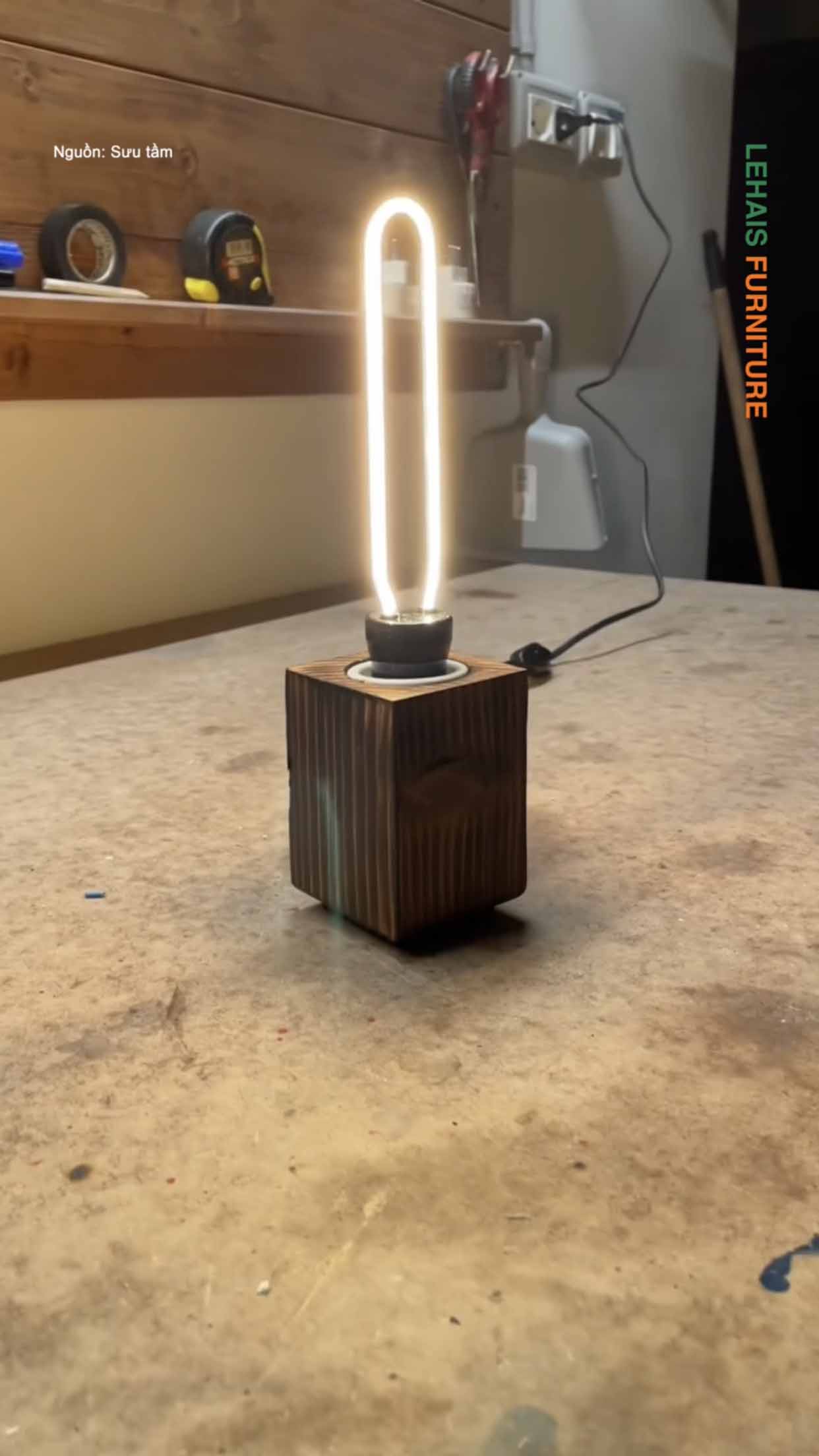 Chiếc đèn được làm từ miếng gỗ đơn giản nhưng vấn ấn tượng