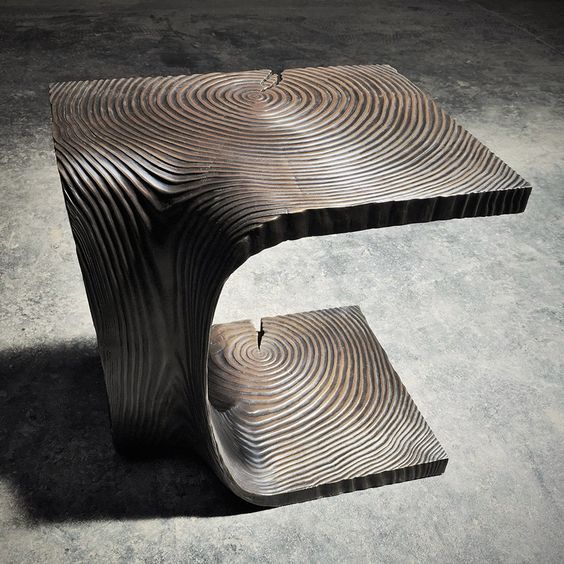 Nghệ thuật thủ công và những chiếc bàn được chế tác từ gỗ lũa